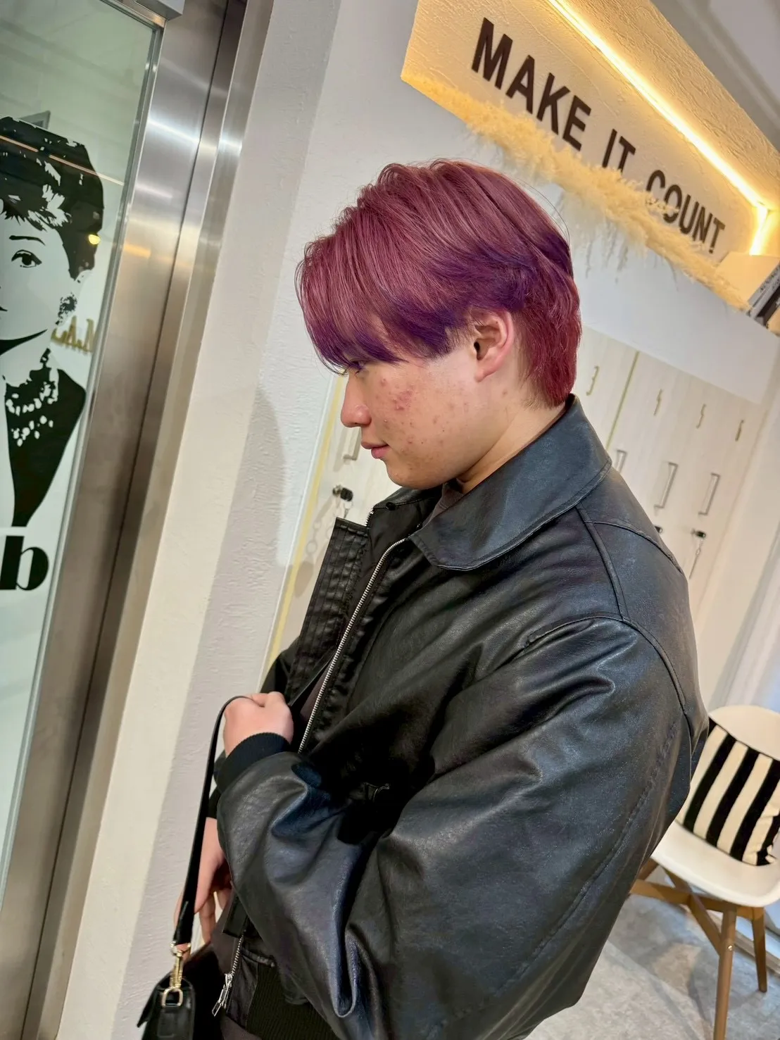 メンズもラベンダーピンクでトレンドカラーに