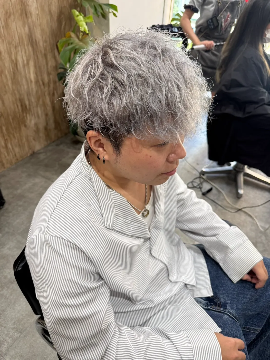 シルバーの束感が際立つ！動きのある無造作ショート